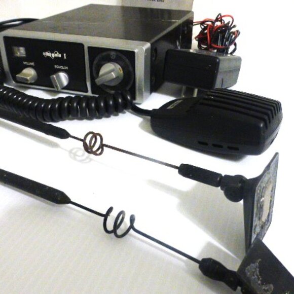 Hy-Gain II CB Radio & Mic 23 & 40 Channel Model 2682 Solid State 2 Way Radio - Picture 4 of 16